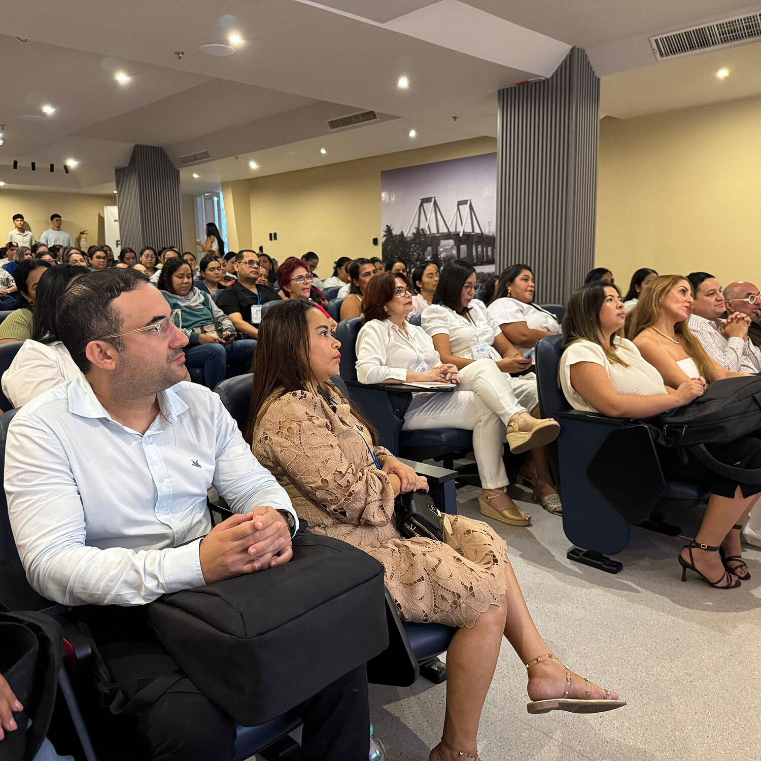 Asistentes y profesionales de enfermería durante el Primer Simposio de Enfermería de MiRed IPS sobre seguridad del paciente, cultura de Cero Daño y alta confiabilidad en la atención en salud.