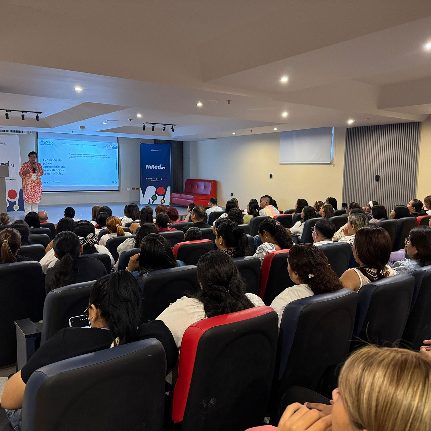 Asistentes y profesionales de enfermería durante el Primer Simposio de Enfermería de MiRed IPS sobre seguridad del paciente, cultura de Cero Daño y alta confiabilidad en la atención en salud.