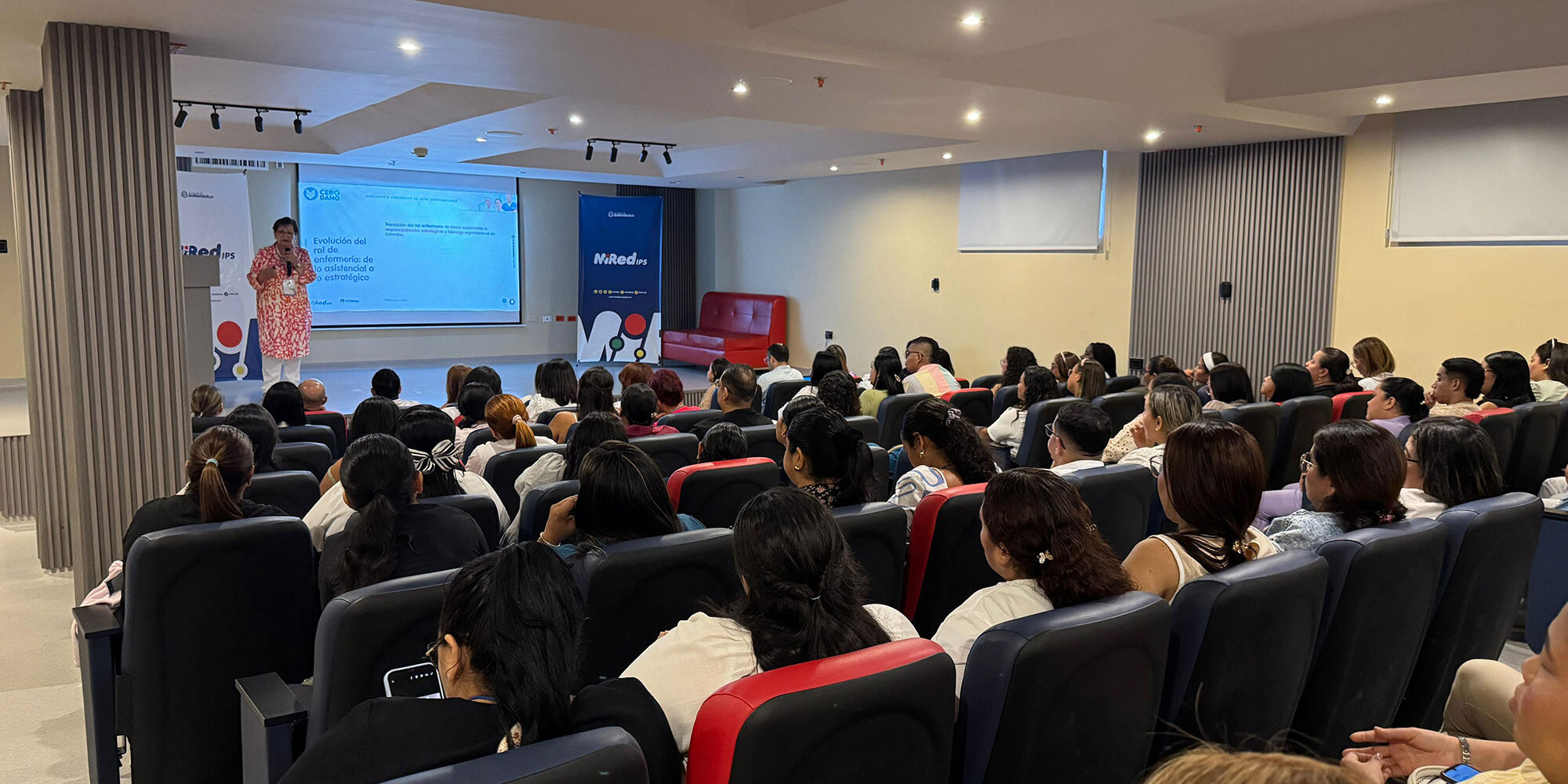 Simposio Enfermeria MiRedIPS Asistentes y profesionales de enfermería durante el Primer Simposio de Enfermería de MiRed IPS sobre seguridad del paciente, cultura de Cero Daño y alta confiabilidad en la atención en salud.