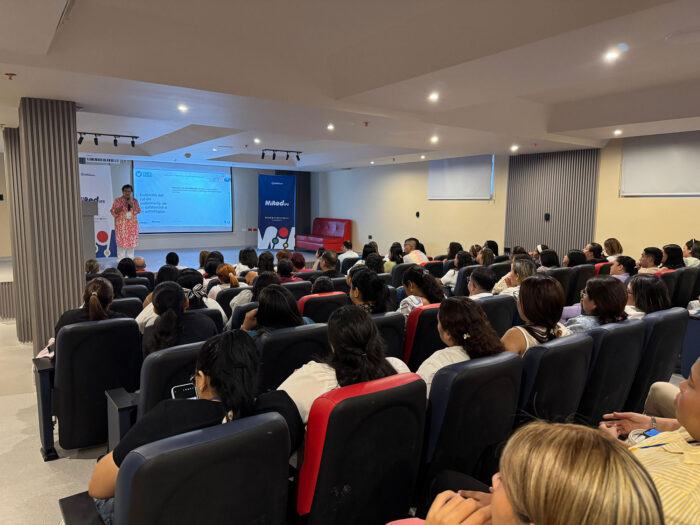 Simposio Enfermeria MiRedIPS Asistentes y profesionales de enfermería durante el Primer Simposio de Enfermería de MiRed IPS sobre seguridad del paciente, cultura de Cero Daño y alta confiabilidad en la atención en salud.