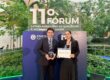 Hernán Valle Calderón y Elizabeth Iglesias Espinosa posan con el premio y el certificado del primer lugar obtenido por MiRed IPS en São Paulo, Brasil.