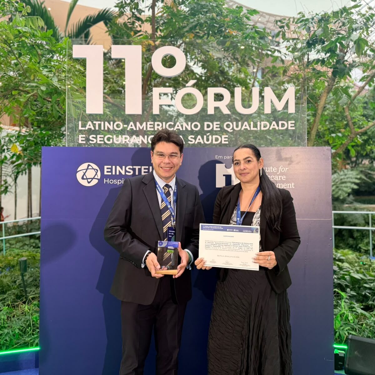 Hernán Valle Calderón y Elizabeth Iglesias Espinosa posan con el premio y el certificado del primer lugar obtenido por MiRed IPS en São Paulo, Brasil.