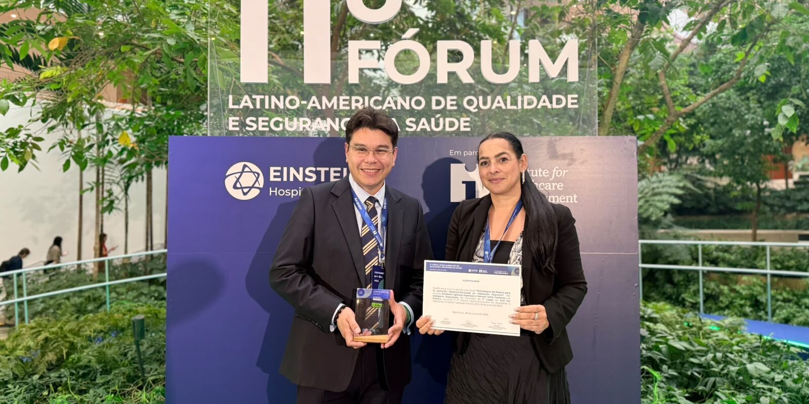 Hernán Valle Calderón y Elizabeth Iglesias Espinosa posan con el premio y el certificado del primer lugar obtenido por MiRed IPS en São Paulo, Brasil.