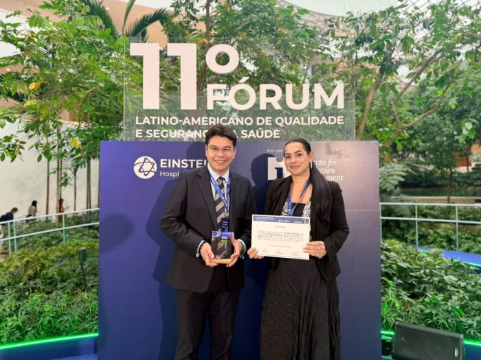 Hernán Valle Calderón y Elizabeth Iglesias Espinosa posan con el premio y el certificado del primer lugar obtenido por MiRed IPS en São Paulo, Brasil.