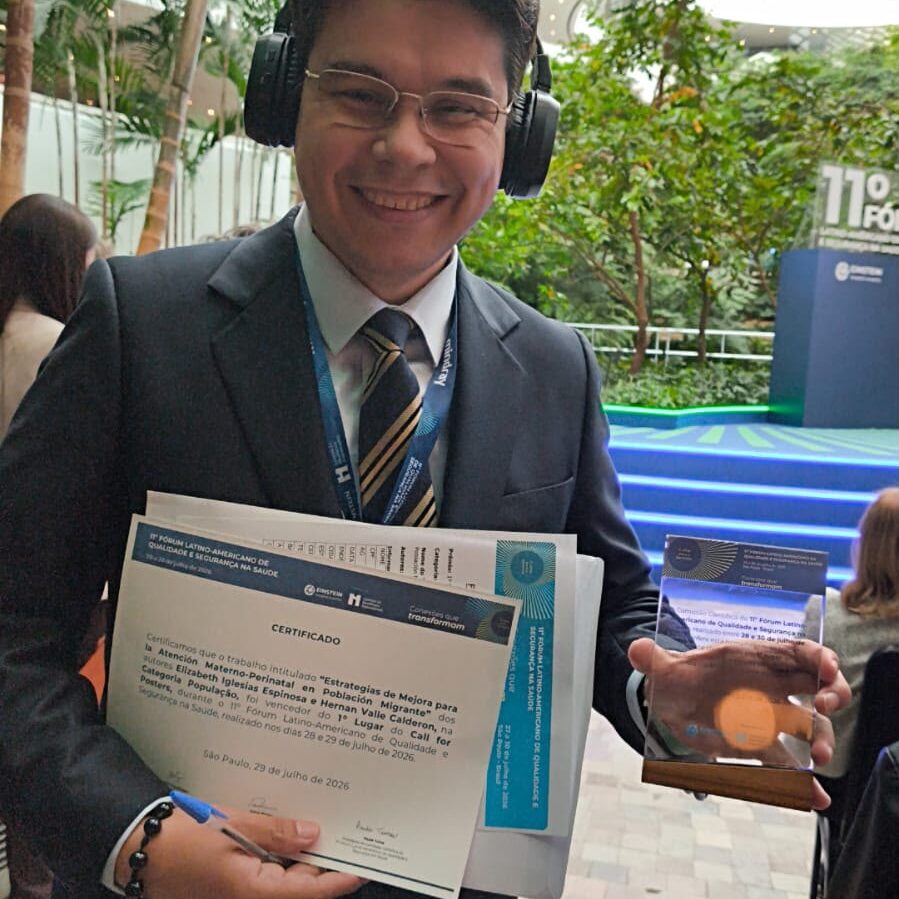 Dr. Hernán Valle Calderón sosteniendo el trofeo y el certificado del primer lugar obtenido por MiRed IPS durante el Fórum Latinoamericano de Calidad y Seguridad en Salud.