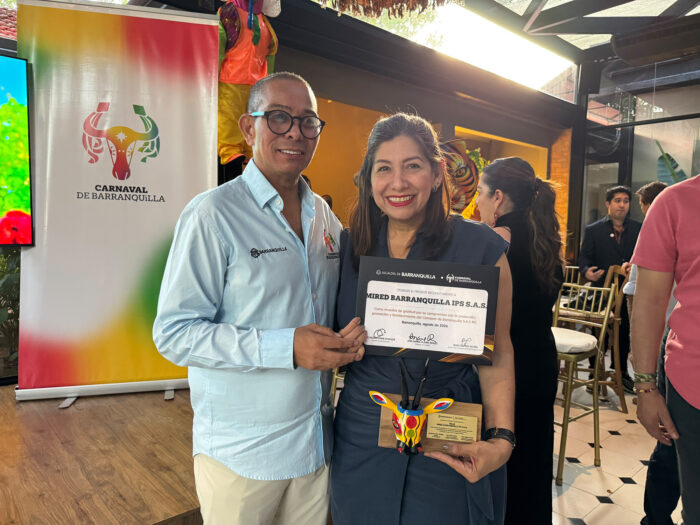 Entrega de reconocimiento a MiRed IPS | Carnaval de Barranquilla MiRed IPS durante entrega de reconocimiento de Carnaval de Barranquilla