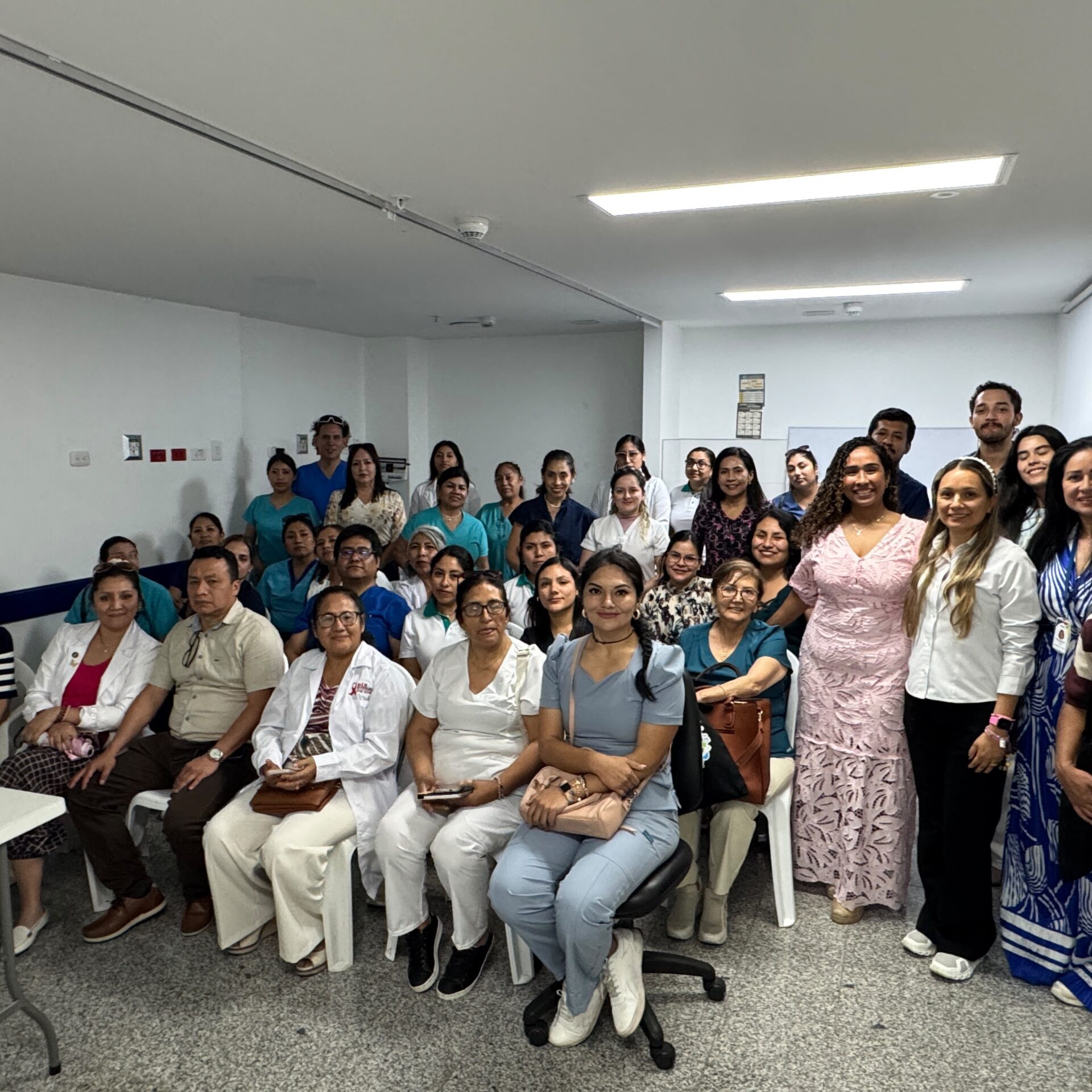 Estudiantes de Perú y equipo de MiRed IPS durante intercambio académico en CAMINO Nazareth