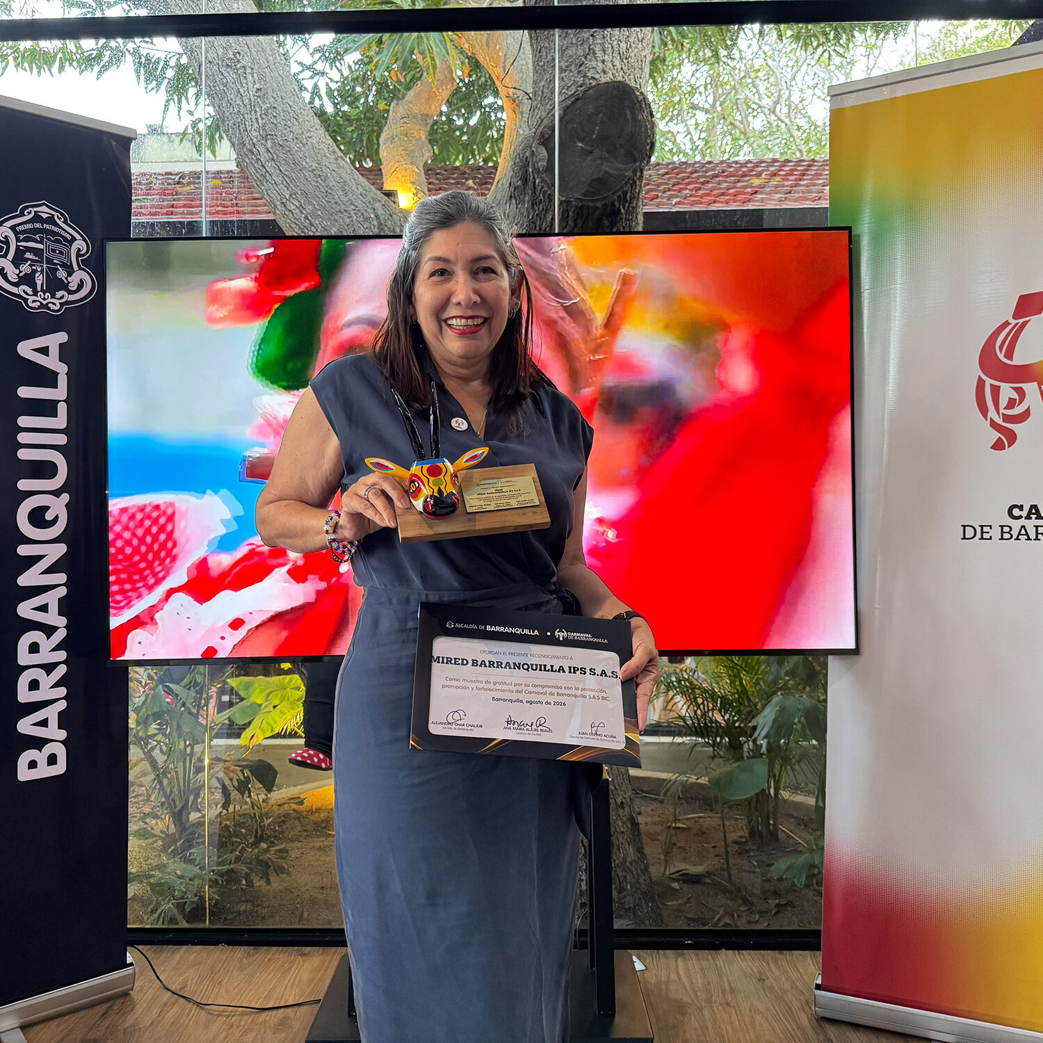Dra Clara Garcia de MiRed IPS presenta reconocimiento otorgado por Carnaval de Barranquilla