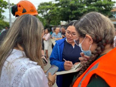 Personal de MiRed IPS registra información en un punto de encuentro junto a brigadistas durante el Simulacro Nacional de Emergencias 2026.