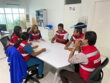 Brigadistas de MiRed IPS reunidos alrededor de una mesa durante la coordinación del Simulacro Nacional de Emergencias 2026.