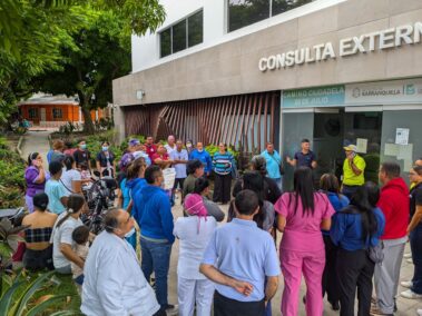 Colaboradores y usuarios reunidos frente a Consulta Externa del Camino Ciudadela 20 de Julio de MiRed IPS durante el Simulacro Nacional de Emergencias 2026.