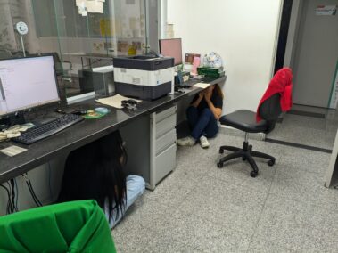 Colaboradoras de MiRed IPS realizan un ejercicio de autoprotección resguardándose bajo los escritorios durante el Simulacro Nacional de Emergencias 2026.