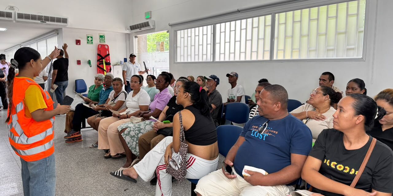 Simulacro Nacional de Emergencias 2026 – Orientación a usuarios Brigadista de MiRed IPS orienta a usuarios en una sala de espera durante el Simulacro Nacional de Emergencias 2026.