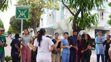 Personal de MiRed IPS recibe orientaciones en un punto de encuentro señalizado durante el Simulacro Nacional de Emergencias 2026.