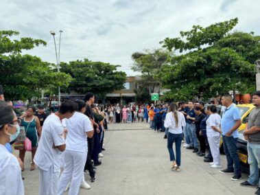 Colaboradores y participantes de MiRed IPS reunidos en un punto de encuentro exterior durante el Simulacro Nacional de Emergencias 2026.